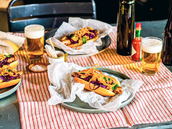 Hotdog mit Rotkohl, Apfel und Zwiebel.